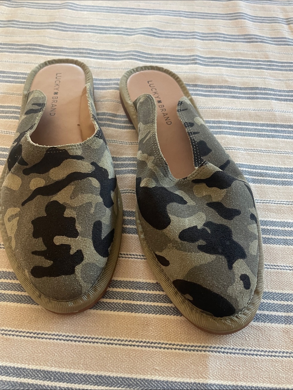 Lucky Brand women’s Camo Slip-On Mule - Green/Black